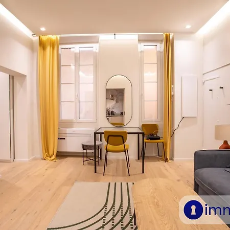 Air-conditioned In Old Apartament Nicea